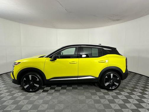 Yuzu Yellow Metallic/Super Black 2025 Nissan Kicks SR
