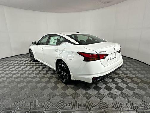 Pearl White Tricoat 2026 Nissan Altima SR AWD
