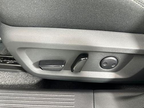 Everest White Pearl Tricoat 2026 Nissan Rogue SV