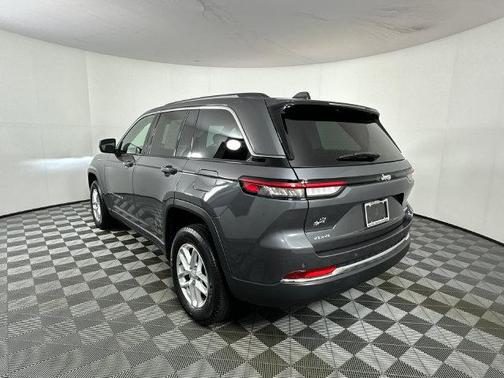 Baltic Gray Metallic Clearcoat 2023 Jeep Grand Cherokee Laredo