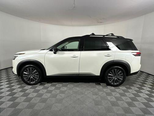 Pearl White Tricoat/Super Black 2023 Nissan Pathfinder SL 4WD