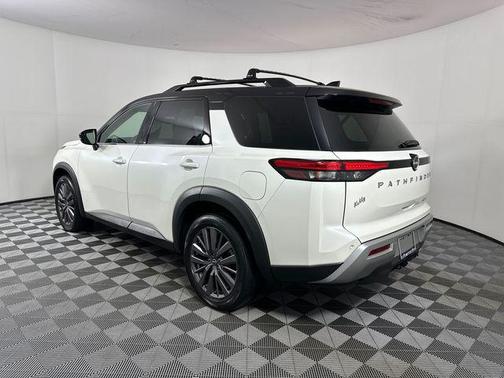 Pearl White Tricoat/Super Black 2023 Nissan Pathfinder SL 4WD