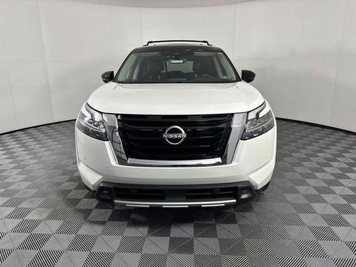 Pearl White Tricoat/Super Black 2023 Nissan Pathfinder SL 4WD