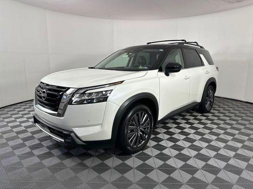 Pearl White Tricoat/Super Black 2023 Nissan Pathfinder SL 4WD