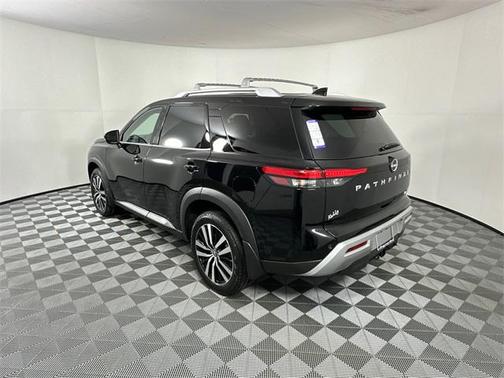 2025 Nissan Pathfinder Platinum 4WD