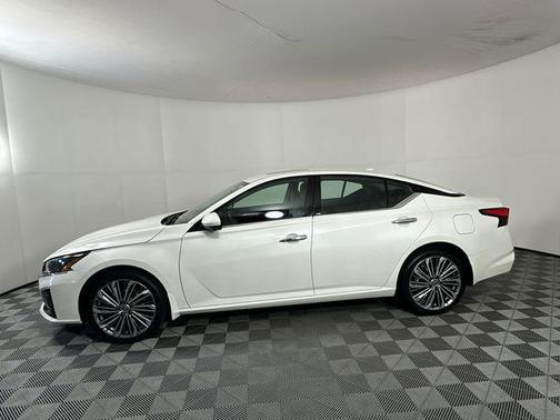 Pearl White Tricoat 2024 Nissan Altima 2.5 SL