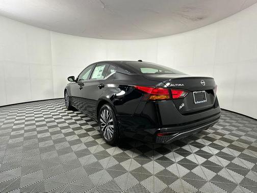 Super Black Clearcoat 2026 Nissan Altima 2.5 SV