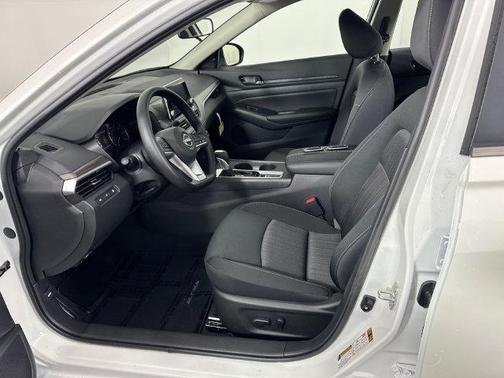 Pearl White Tricoat 2026 Nissan Altima 2.5 SV