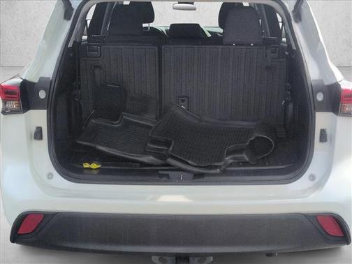 Blizzard Pearl 2021 Toyota Highlander LE