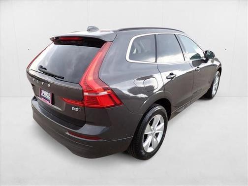 2022 Volvo XC60 B5 Momentum