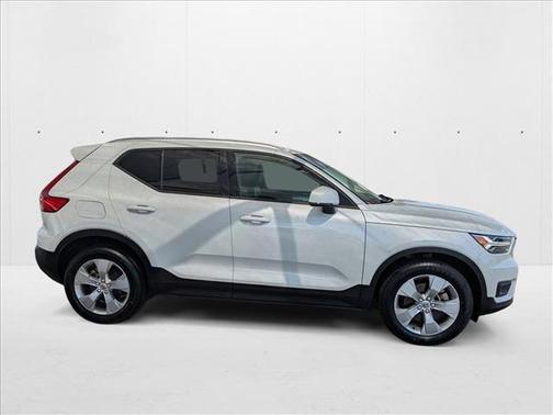 2021 Volvo XC40 T5 Momentum