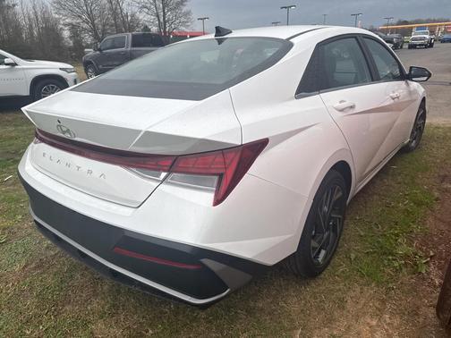 2025 Hyundai ELANTRA SEL