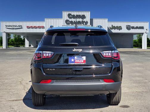 Diamond Black Crystal Pearlcoat 2026 Jeep Compass Latitude