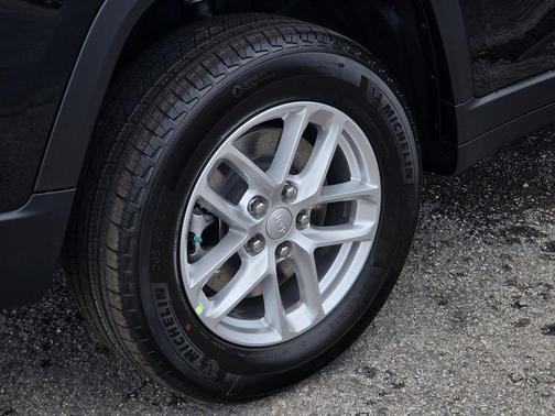 Diamond Black Crystal Pearlcoat 2026 Jeep Grand Cherokee L Laredo