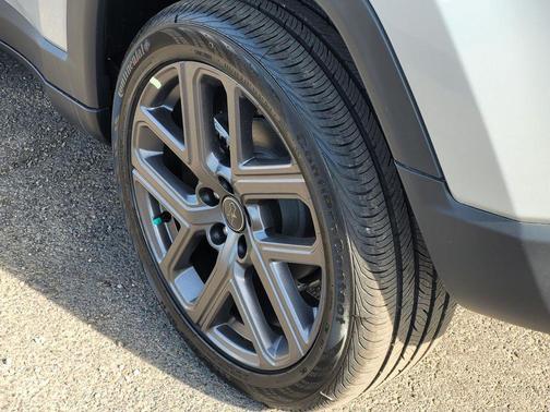 Silver Zynith Metallic Clearcoat 2026 Jeep Compass Limited