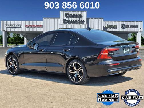 Onyx Black Metallic 2024 Volvo S60 Recharge Plug-In Hybrid T8 Plus Dark Theme