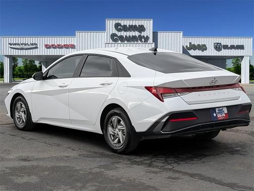 2025 Hyundai ELANTRA SE