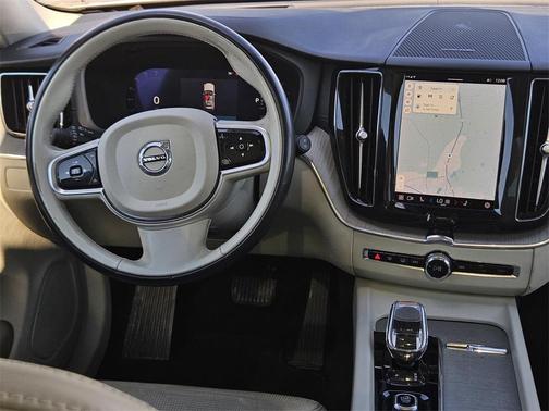 2023 Volvo XC60 B5 Ultimate Bright Theme