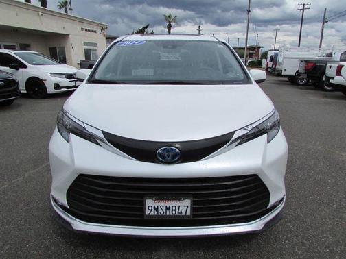 White 2024 Toyota Sienna XLE