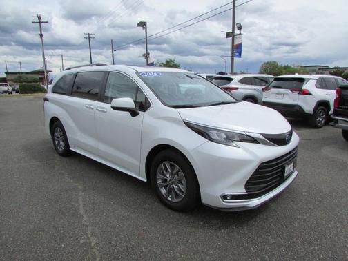White 2024 Toyota Sienna XLE