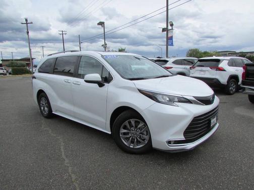 White 2024 Toyota Sienna XLE