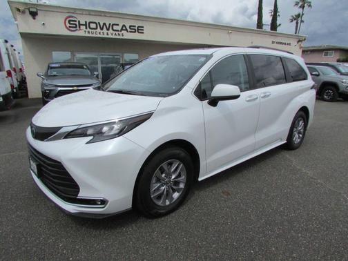 White 2024 Toyota Sienna XLE