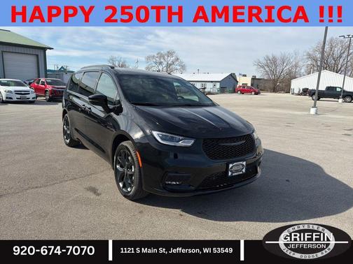 Diamond Black Crystal Pearlcoat 2026 Chrysler Pacifica L