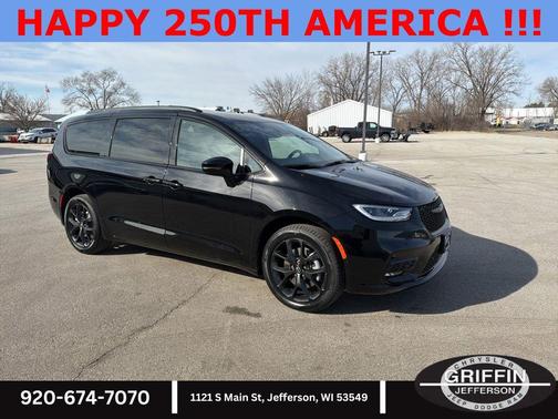Diamond Black Crystal Pearlcoat 2026 Chrysler Pacifica L