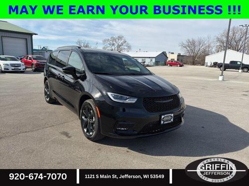 Diamond Black Crystal Pearlcoat 2026 Chrysler Pacifica L