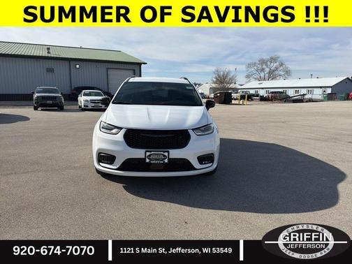 Bright White Clearcoat 2026 Chrysler Pacifica L