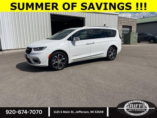 Bright White Clearcoat 2024 Chrysler Pacifica L