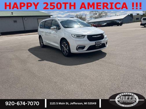 Bright White Clearcoat 2024 Chrysler Pacifica L