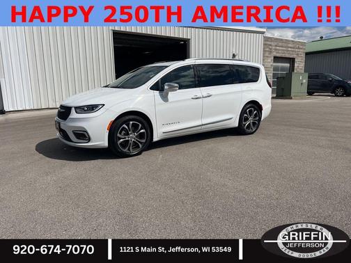 Bright White Clearcoat 2024 Chrysler Pacifica L