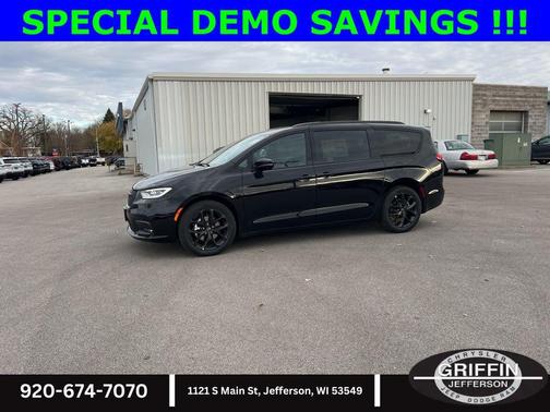 Diamond Black Crystal Pearlcoat 2026 Chrysler Pacifica L