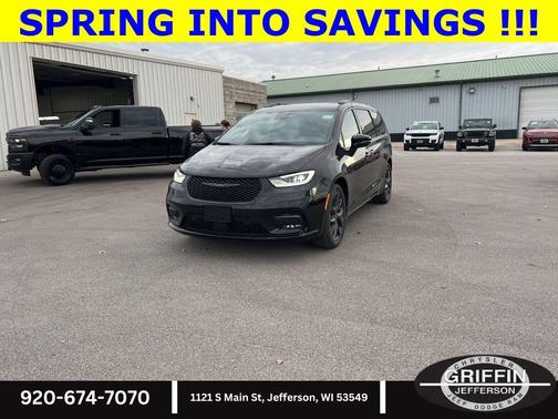 Diamond Black Crystal Pearlcoat 2026 Chrysler Pacifica L