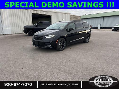 Diamond Black Crystal Pearlcoat 2026 Chrysler Pacifica L