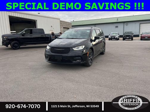 Diamond Black Crystal Pearlcoat 2026 Chrysler Pacifica L