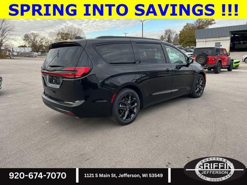 Diamond Black Crystal Pearlcoat 2026 Chrysler Pacifica L