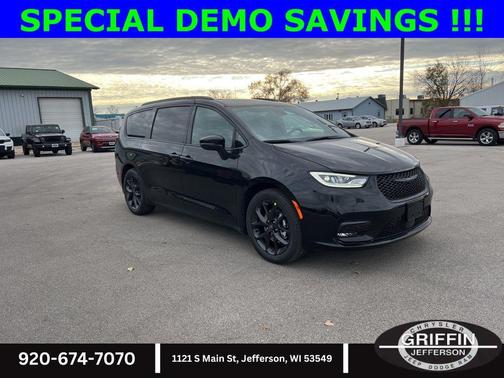 Diamond Black Crystal Pearlcoat 2026 Chrysler Pacifica L