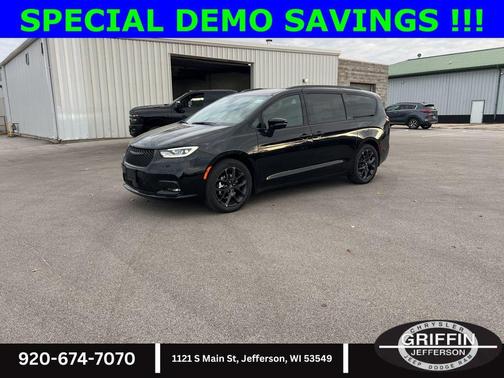 Diamond Black Crystal Pearlcoat 2026 Chrysler Pacifica L