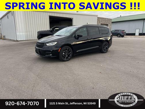 Diamond Black Crystal Pearlcoat 2026 Chrysler Pacifica L