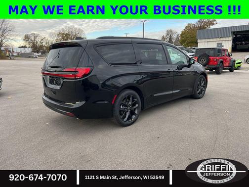 Diamond Black Crystal Pearlcoat 2026 Chrysler Pacifica L