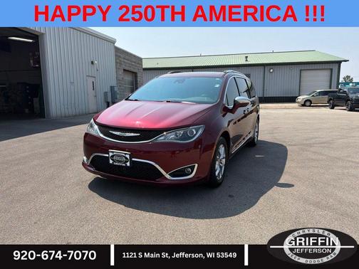 Velvet Red Pearlcoat 2017 Chrysler Pacifica Limited