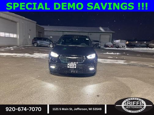 Diamond Black Crystal Pearlcoat 2026 Chrysler Pacifica L