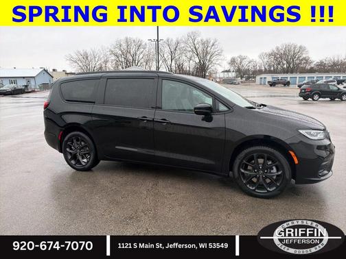 Diamond Black Crystal Pearlcoat 2026 Chrysler Pacifica L