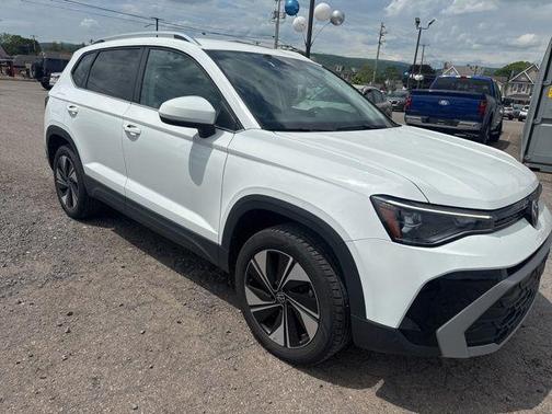 Pure White 2025 Volkswagen Taos 1.5T SE