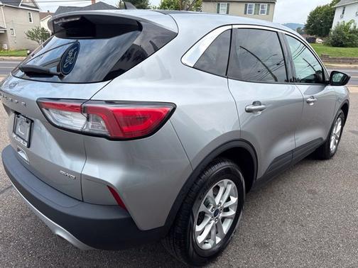 Iconic Silver Metallic 2022 Ford Escape SE