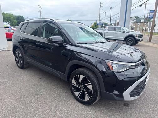 Deep Black Pearl 2025 Volkswagen Taos 1.5T SE