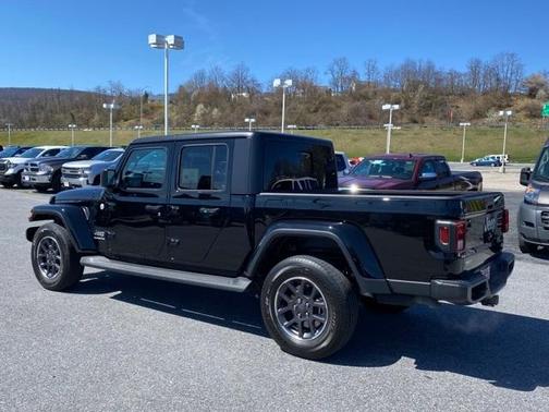 Photo 3 of 33 of 2021 Jeep Gladiator Overland