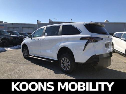 2024 Toyota Sienna LE